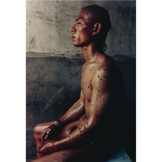 Чжан Хуань, 12 квадратных метров (1994). Перформанс в общественном туалете Пекина, где художник покрыт мёдом и рыбьим жиром, подвергается нашествию насекомых.