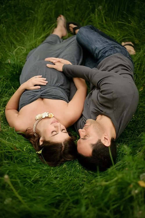 Двойкова  бременна снимка партньор прегръща коремче бременна майка нежност София фотограф