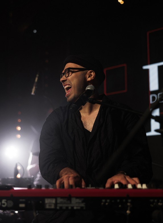 Refined, modern wedding portrait in soft light