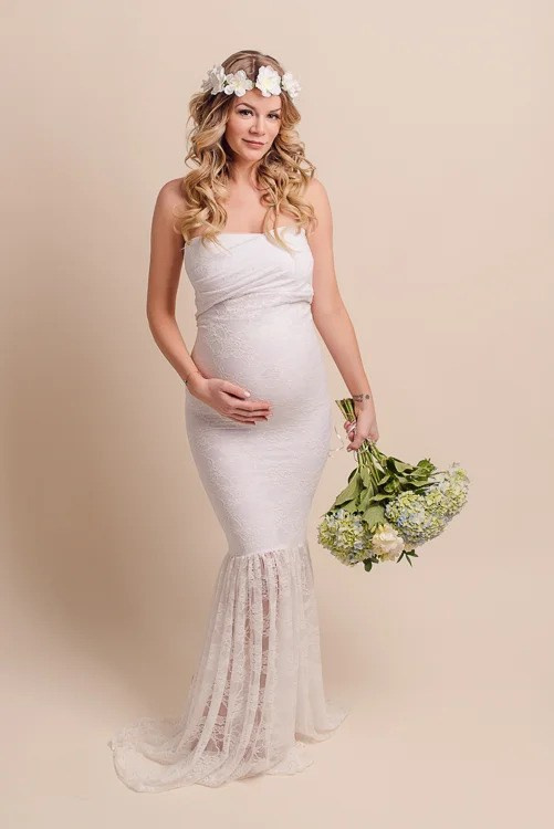 Силуетна профилна снимка бременна коремче студийна светлина maternity портрет София