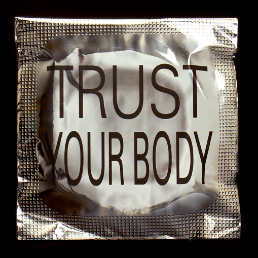 Плакат из серии "Post-Capitalist" Дэвида Рудника, демонстрирующий цифровой брутализм с огромными шрифтами без сетки, системными цветами и дистопическими визуальными элементами, вдохновлёнными эстетикой раннего интернета и 90-х.