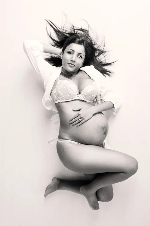 Романтична двойкова  бременна maternity фотосесия чела заедно бъдещи родители очакване бебе София