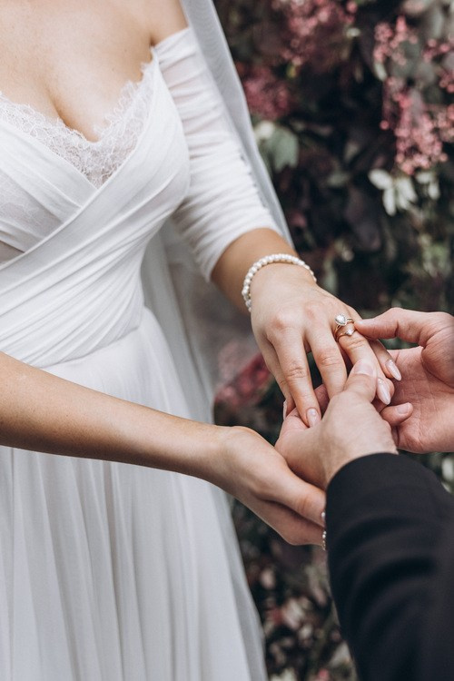 Булка с шаферки подготовка емоционални моменти приятелство сватбена фотосесия София