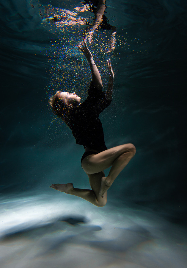 Under water. Professional wedding photographer in Copenhagen, Denmark — Julia Byron