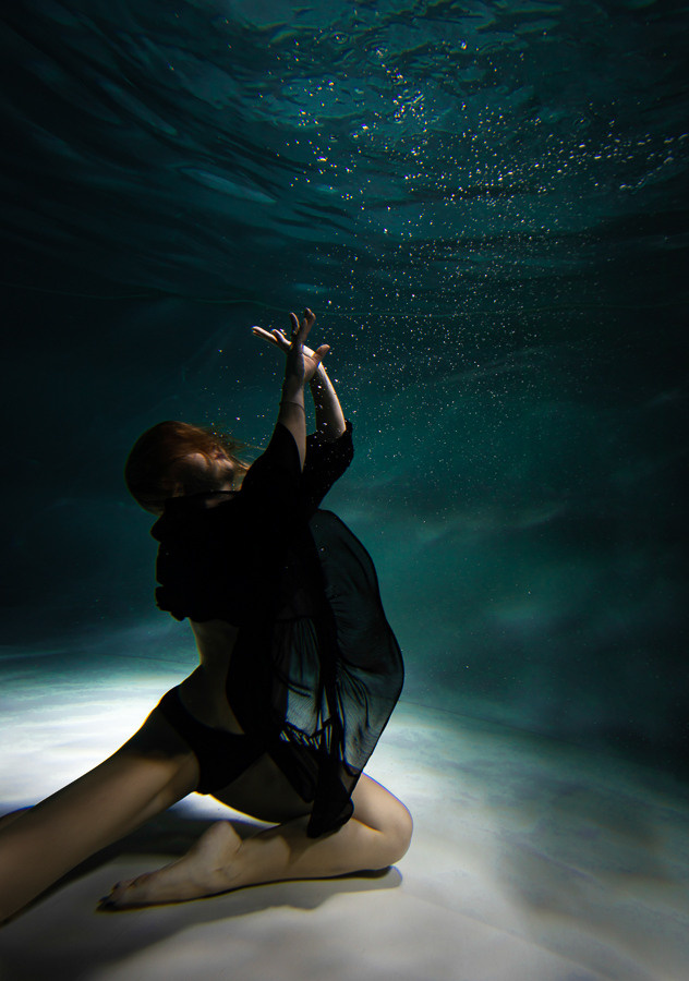Under water. Professional wedding photographer in Copenhagen, Denmark — Julia Byron
