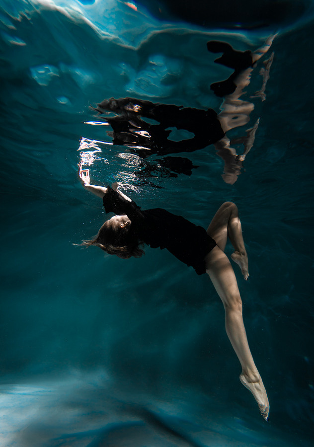Under water. Professional wedding photographer in Copenhagen, Denmark — Julia Byron