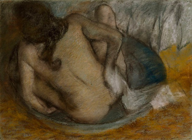 Картина Эдгара Дега «Женщина за туалетом» (1876–1877): фигура женщины с поднятыми руками расчёсывает волосы у зеркала, в интимной домашней обстановке.