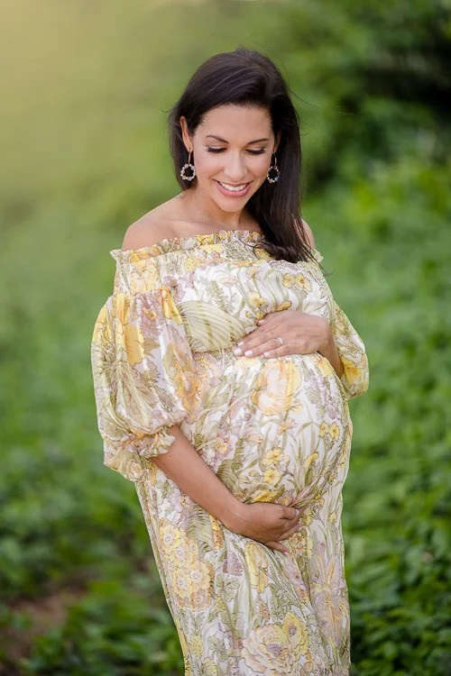 Професионална студийна  бременна фотография бременна жена бяло фон София Anna Riva Studio