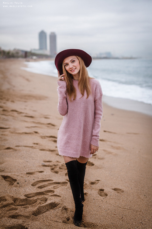 Zimowa sesja zdjęciowa na plaży w Barcelonie. Fotograf w Barcelonie Hiszpanii Maslik Yulia