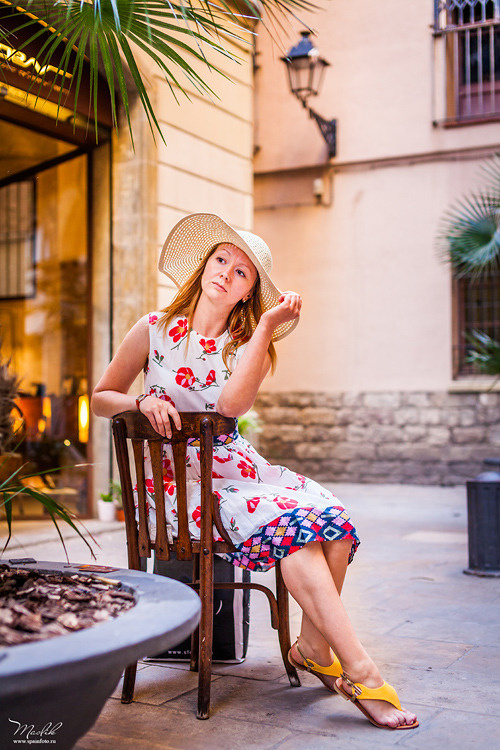 Portrait photo session in the Gothic quarter. Photographer in Barcelona Spain Maslik Yulia