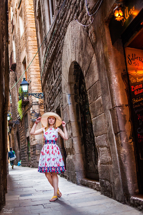 Portrait photo session in the Gothic quarter. Photographer in Barcelona Spain Maslik Yulia