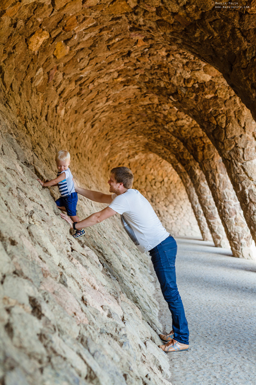 Pregnancy photo shoot in Park Guell. Photographer in Barcelona Spain Maslik Yulia