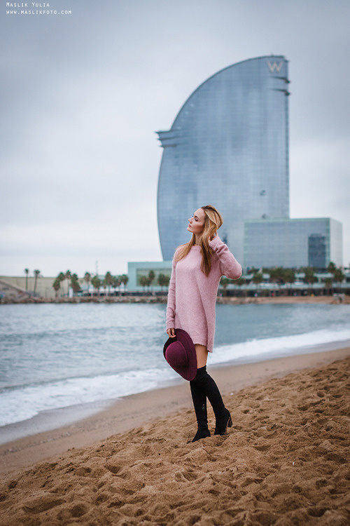 Zimowa sesja zdjęciowa na plaży w Barcelonie. Fotograf w Barcelonie Hiszpanii Maslik Yulia