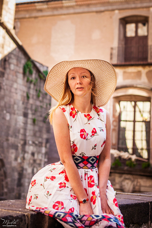 Portrait photo session in the Gothic quarter. Photographer in Barcelona Spain Maslik Yulia