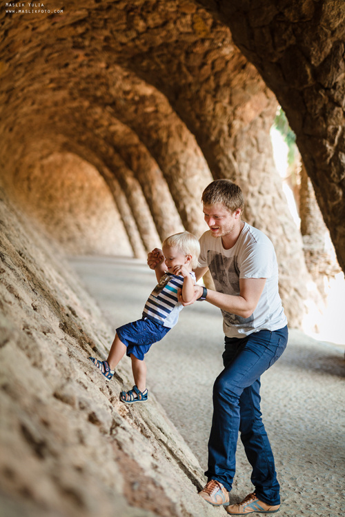 Pregnancy photo shoot in Park Guell. Photographer in Barcelona Spain Maslik Yulia