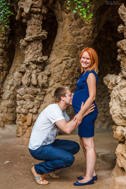 Pregnancy photo shoot in Park Guell. Photographer in Barcelona Spain Maslik Yulia