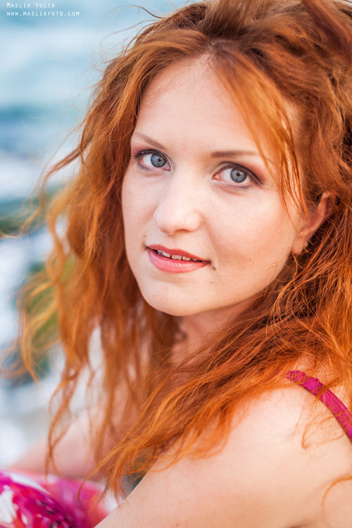 Пляжная фотосессия романтичной девушки в Барселоне. Фотограф в Барселоне Испании Маслик Юлия