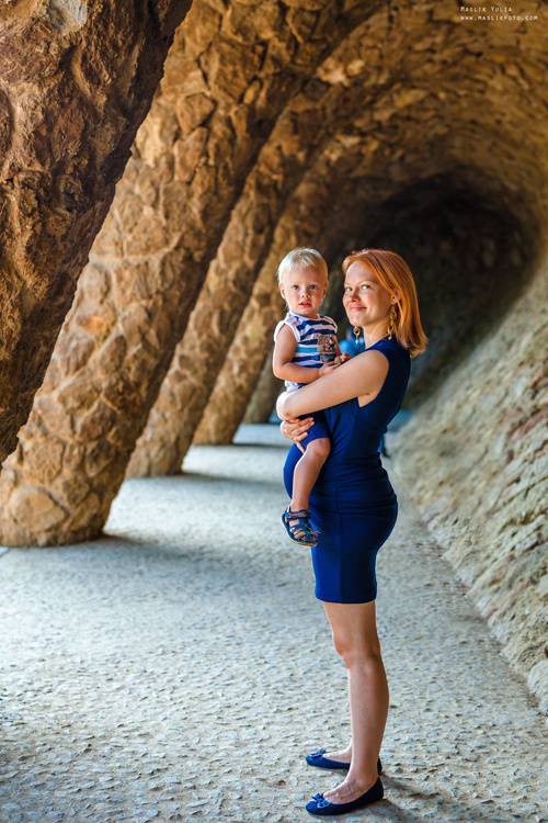 Pregnancy photo shoot in Park Guell. Photographer in Barcelona Spain Maslik Yulia