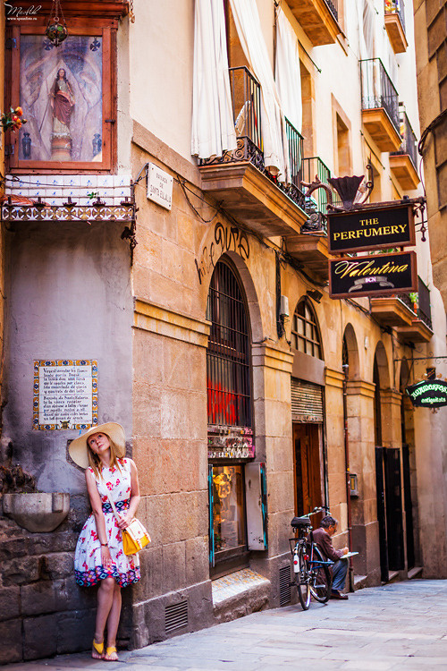 Portrait photo session in the Gothic quarter. Photographer in Barcelona Spain Maslik Yulia