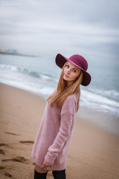 Zimowa sesja zdjęciowa na plaży w Barcelonie. Fotograf w Barcelonie Hiszpanii Maslik Yulia