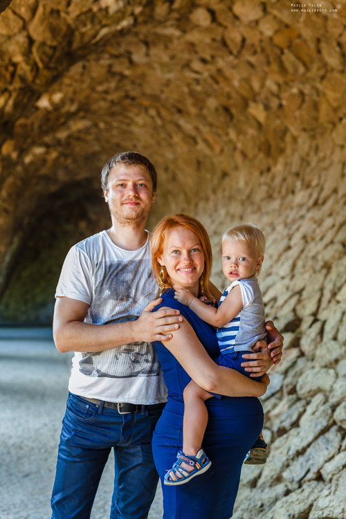 Pregnancy photo shoot in Park Guell. Photographer in Barcelona Spain Maslik Yulia