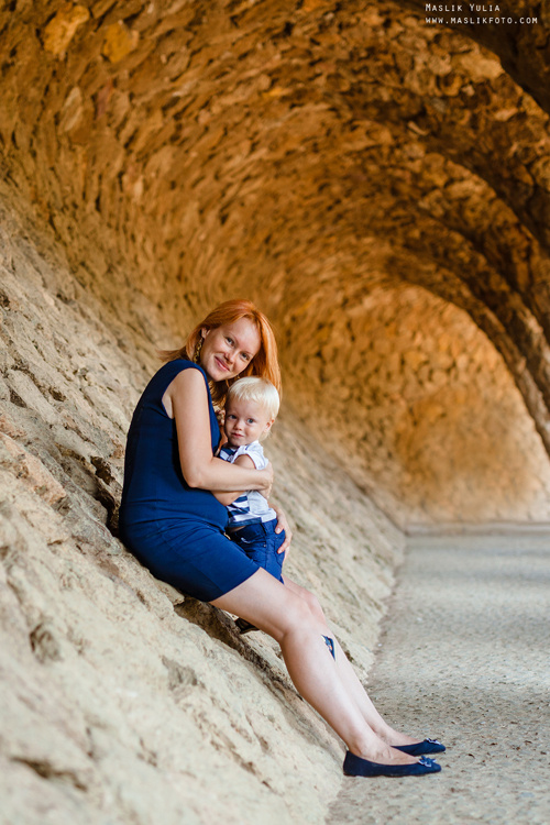 Pregnancy photo shoot in Park Guell. Photographer in Barcelona Spain Maslik Yulia
