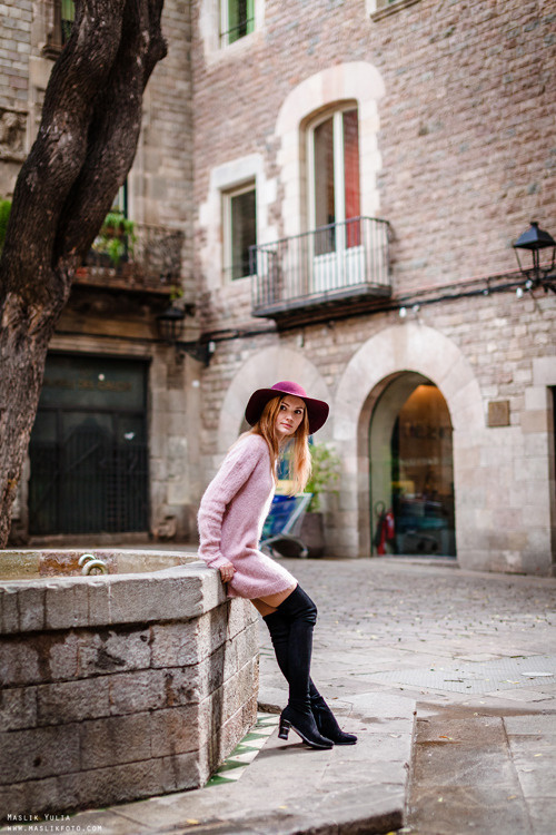 Zimowa sesja zdjęciowa na plaży w Barcelonie. Fotograf w Barcelonie Hiszpanii Maslik Yulia