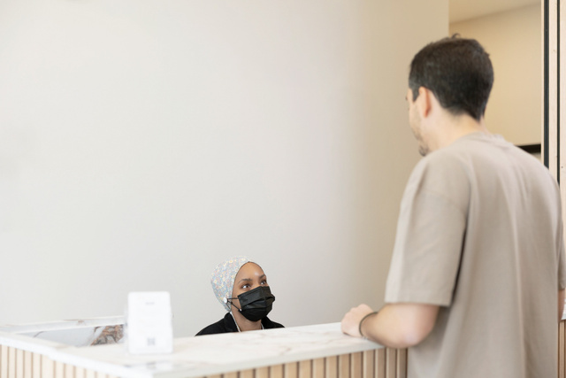 L'assistante accueille un patient à la réception
