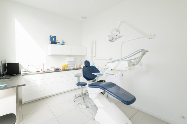 Salle de soins avec fauteuil dentaire moderne