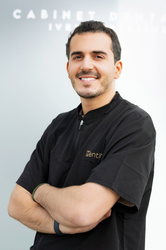 Portrait du chirurgien-dentiste du cabinet Dentivry, souriant, bras croisés