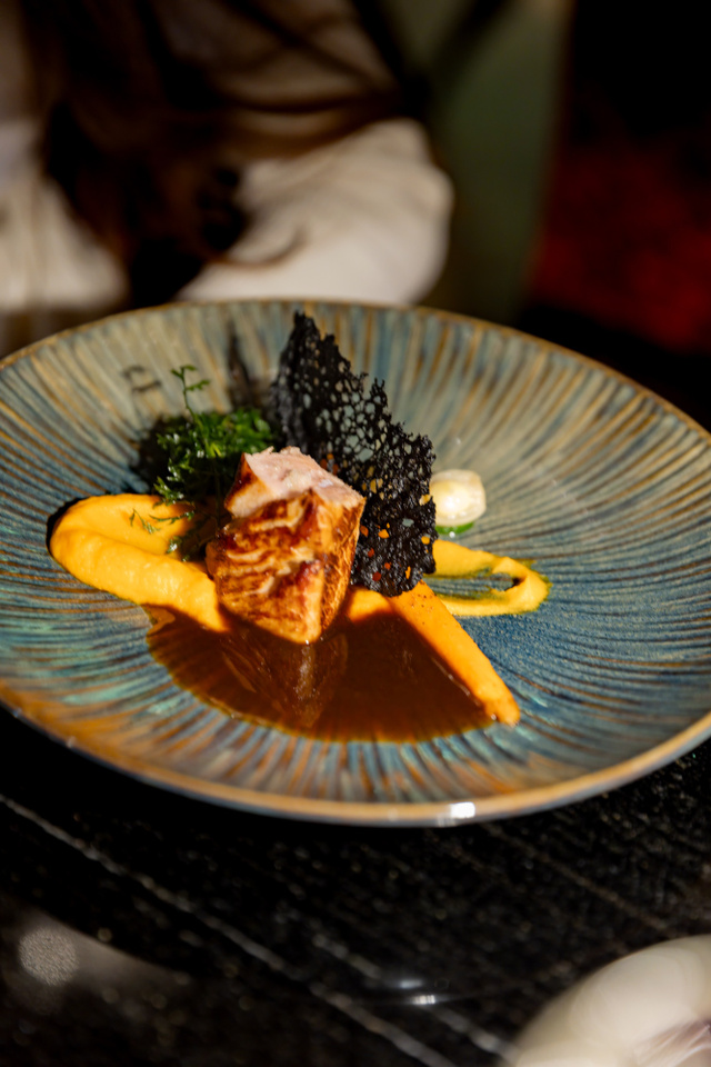 Plat gastronomique dressé dans une assiette en céramique