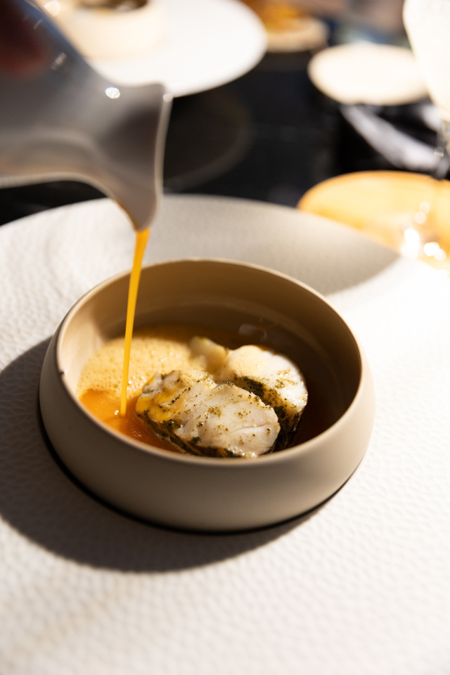 Sauce versée sur un plat, image extraite d'un geste de service