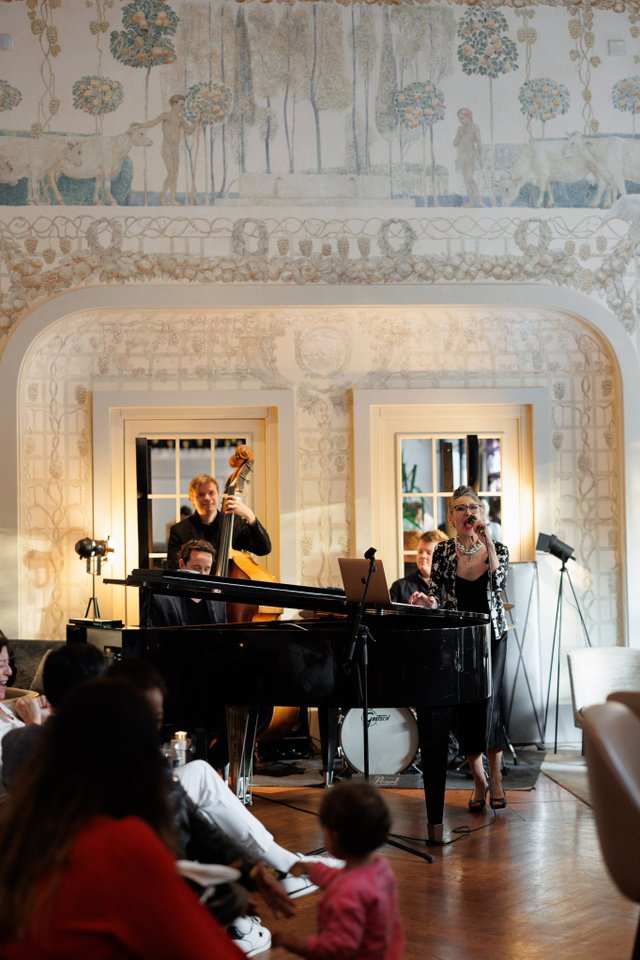 Concert de jazz devant les clients dans un salon décoré
