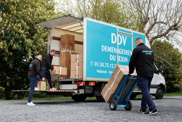 Chargement d'un camion, cartons sur un diable