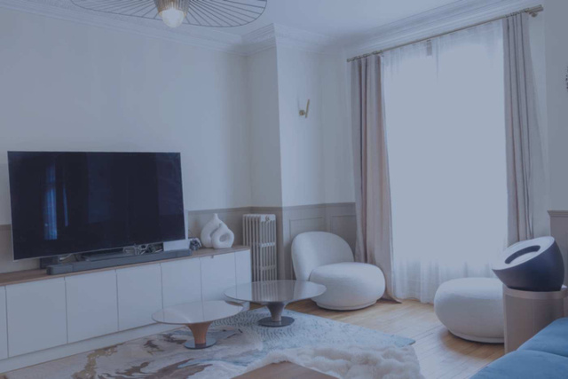 Simulation d'une photo de salon prise au smartphone : sombre, bleutée, de travers