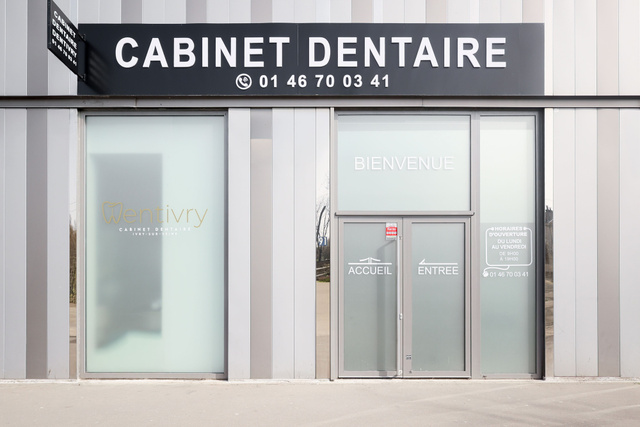 Façade du cabinet dentaire avec l'enseigne