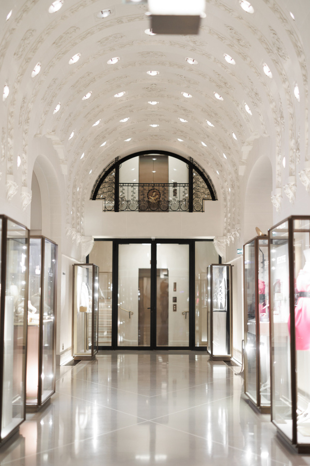 Galerie voûtée et lumineuse menant à l'entrée