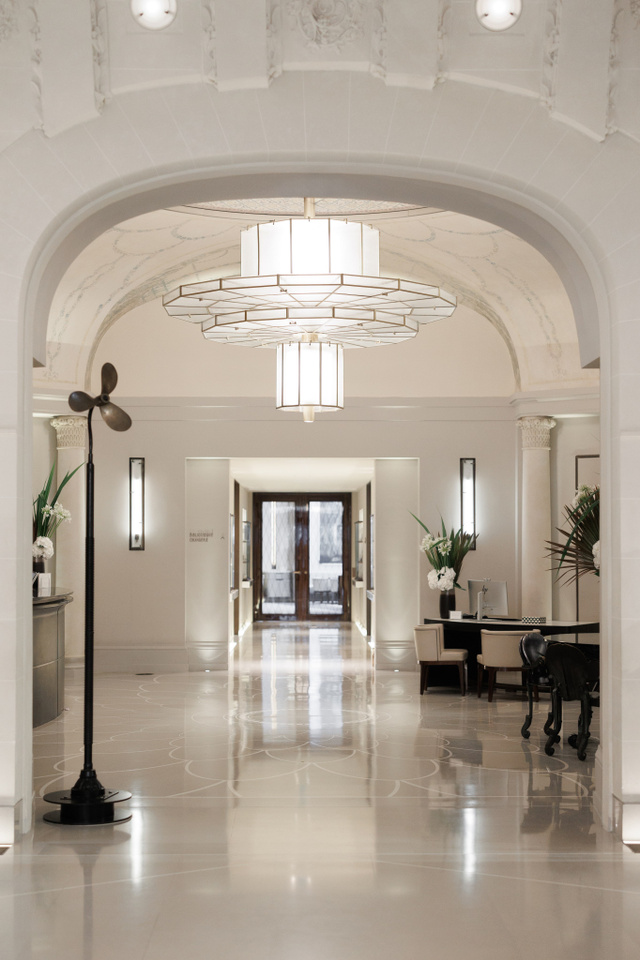 Hall d'hôtel lumineux, lustre et sol en marbre