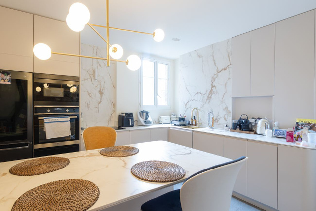 Cuisine : fenêtre détaillée, intérieur lumineux