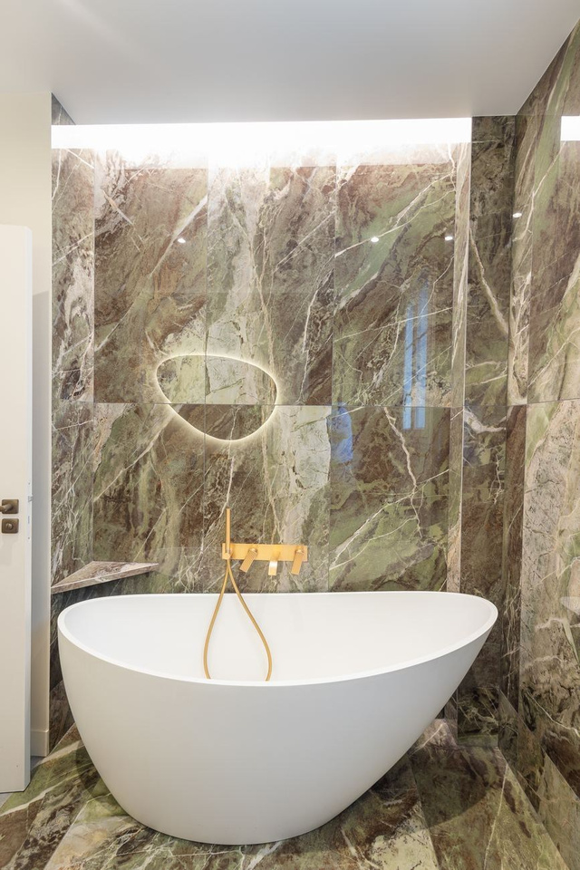 Salle de bain : matières et reflets maîtrisés