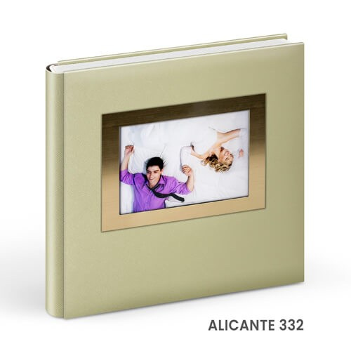 - Copertă delicată pentru album de botez cu tematică copilărie  - Model vesel de copertă album foto botez pentru fetiță/băiețel  - Album de botez cu copertă personalizată și design elegant  - Copertă colorată și jucăușă pentru albumele de botez.alinofotostudio,fotograf Botoșani ,fotograf Iași,fotograf Suceava ,Alin chirila fotograf, album botez, Photobook , servicii fotobotez,servicii foto video botez ,- Copertă elegantă pentru album de nuntă din piele albă  - Model rafinat de copertă album foto nuntă personalizat  - Copertă premium pentru album foto de nuntă – design clasic  - Album de nuntă cu copertă din materiale fine și detalii de lux.Colectia Swarovski.   Celebrele cristale Swarovski asezate cu inspiratie pe linii grafice rafinate dau strãlucire si stil invitatiei de a deschide un album de referintã.Colectia Elite.   Impresionat înainte de a deschide albumul. Imagine si decor imprimate de înaltã calitate pe coperta din piele ecologicã.Colectia Photo.   Aceastã colectie dã o idee clarã asupra continutului prin acoperirea copertii cu modele creative pe hârtie foto înfoliate pentru rezistentã în timp si pentru a fi foarte plãcute la atingere.Colectia Contemporary.   Sofisticat si discret imprimat pe o piele ecologicã, oricare album din colectia Contemporary inspirã un solid stil clasic.Colectia Alicante.   Delimitãri clare si linii drepte într-o combinatie de plexiglas, rame aurii sau argintii si piele ecologicã.