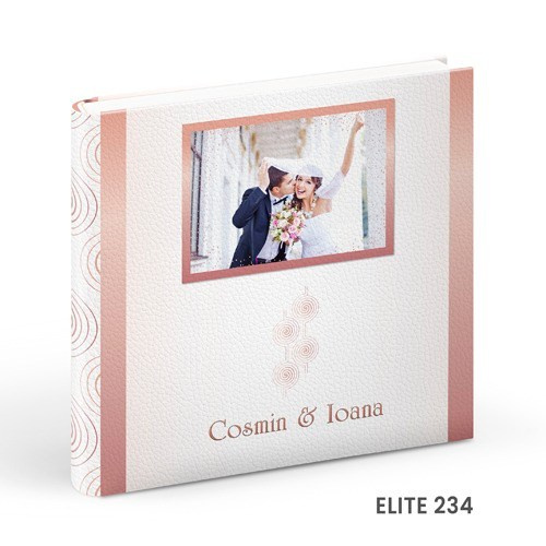 - Copertă delicată pentru album de botez cu tematică copilărie  - Model vesel de copertă album foto botez pentru fetiță/băiețel  - Album de botez cu copertă personalizată și design elegant  - Copertă colorată și jucăușă pentru albumele de botez.alinofotostudio,fotograf Botoșani ,fotograf Iași,fotograf Suceava ,Alin chirila fotograf, album botez, Photobook , servicii fotobotez,servicii foto video botez ,- Copertă elegantă pentru album de nuntă din piele albă  - Model rafinat de copertă album foto nuntă personalizat  - Copertă premium pentru album foto de nuntă – design clasic  - Album de nuntă cu copertă din materiale fine și detalii de lux.Colectia Swarovski.   Celebrele cristale Swarovski asezate cu inspiratie pe linii grafice rafinate dau strãlucire si stil invitatiei de a deschide un album de referintã.Colectia Elite.   Impresionat înainte de a deschide albumul. Imagine si decor imprimate de înaltã calitate pe coperta din piele ecologicã.