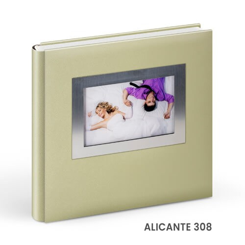 - Copertă delicată pentru album de botez cu tematică copilărie  - Model vesel de copertă album foto botez pentru fetiță/băiețel  - Album de botez cu copertă personalizată și design elegant  - Copertă colorată și jucăușă pentru albumele de botez.alinofotostudio,fotograf Botoșani ,fotograf Iași,fotograf Suceava ,Alin chirila fotograf, album botez, Photobook , servicii fotobotez,servicii foto video botez ,- Copertă elegantă pentru album de nuntă din piele albă  - Model rafinat de copertă album foto nuntă personalizat  - Copertă premium pentru album foto de nuntă – design clasic  - Album de nuntă cu copertă din materiale fine și detalii de lux.Colectia Swarovski.   Celebrele cristale Swarovski asezate cu inspiratie pe linii grafice rafinate dau strãlucire si stil invitatiei de a deschide un album de referintã.Colectia Elite.   Impresionat înainte de a deschide albumul. Imagine si decor imprimate de înaltã calitate pe coperta din piele ecologicã.Colectia Photo.   Aceastã colectie dã o idee clarã asupra continutului prin acoperirea copertii cu modele creative pe hârtie foto înfoliate pentru rezistentã în timp si pentru a fi foarte plãcute la atingere.Colectia Contemporary.   Sofisticat si discret imprimat pe o piele ecologicã, oricare album din colectia Contemporary inspirã un solid stil clasic.Colectia Alicante.   Delimitãri clare si linii drepte într-o combinatie de plexiglas, rame aurii sau argintii si piele ecologicã.