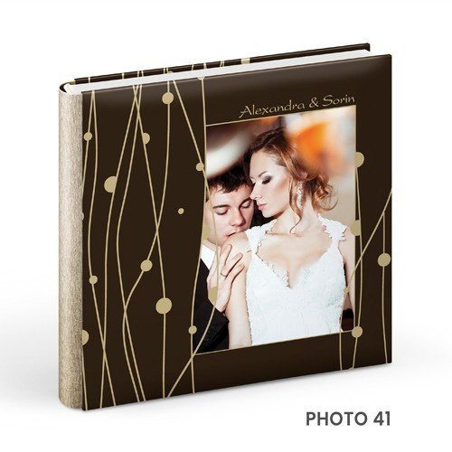 - Copertă delicată pentru album de botez cu tematică copilărie  - Model vesel de copertă album foto botez pentru fetiță/băiețel  - Album de botez cu copertă personalizată și design elegant  - Copertă colorată și jucăușă pentru albumele de botez.alinofotostudio,fotograf Botoșani ,fotograf Iași,fotograf Suceava ,Alin chirila fotograf, album botez, Photobook , servicii fotobotez,servicii foto video botez ,- Copertă elegantă pentru album de nuntă din piele albă  - Model rafinat de copertă album foto nuntă personalizat  - Copertă premium pentru album foto de nuntă – design clasic  - Album de nuntă cu copertă din materiale fine și detalii de lux.Colectia Swarovski.   Celebrele cristale Swarovski asezate cu inspiratie pe linii grafice rafinate dau strãlucire si stil invitatiei de a deschide un album de referintã.Colectia Elite.   Impresionat înainte de a deschide albumul. Imagine si decor imprimate de înaltã calitate pe coperta din piele ecologicã.Colectia Photo.   Aceastã colectie dã o idee clarã asupra continutului prin acoperirea copertii cu modele creative pe hârtie foto înfoliate pentru rezistentã în timp si pentru a fi foarte plãcute la atingere.