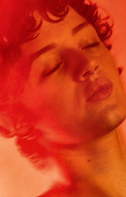 Creatives Fotoshooting einer Tänzerin  - close-up Portrait in Rottöne