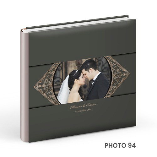 - Copertă delicată pentru album de botez cu tematică copilărie  - Model vesel de copertă album foto botez pentru fetiță/băiețel  - Album de botez cu copertă personalizată și design elegant  - Copertă colorată și jucăușă pentru albumele de botez.alinofotostudio,fotograf Botoșani ,fotograf Iași,fotograf Suceava ,Alin chirila fotograf, album botez, Photobook , servicii fotobotez,servicii foto video botez ,- Copertă elegantă pentru album de nuntă din piele albă  - Model rafinat de copertă album foto nuntă personalizat  - Copertă premium pentru album foto de nuntă – design clasic  - Album de nuntă cu copertă din materiale fine și detalii de lux.Colectia Swarovski.   Celebrele cristale Swarovski asezate cu inspiratie pe linii grafice rafinate dau strãlucire si stil invitatiei de a deschide un album de referintã.Colectia Elite.   Impresionat înainte de a deschide albumul. Imagine si decor imprimate de înaltã calitate pe coperta din piele ecologicã.Colectia Photo.   Aceastã colectie dã o idee clarã asupra continutului prin acoperirea copertii cu modele creative pe hârtie foto înfoliate pentru rezistentã în timp si pentru a fi foarte plãcute la atingere.