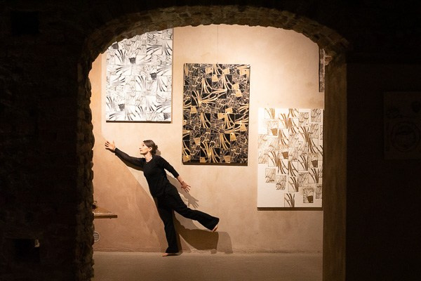 Opera tessile contemporanea “Gatti e Libellule” (2021), bianco e nero, tecnica mista con ricamo e linoleografia, superficie ritmica e grafica, equilibrio tra arte e decorazione.