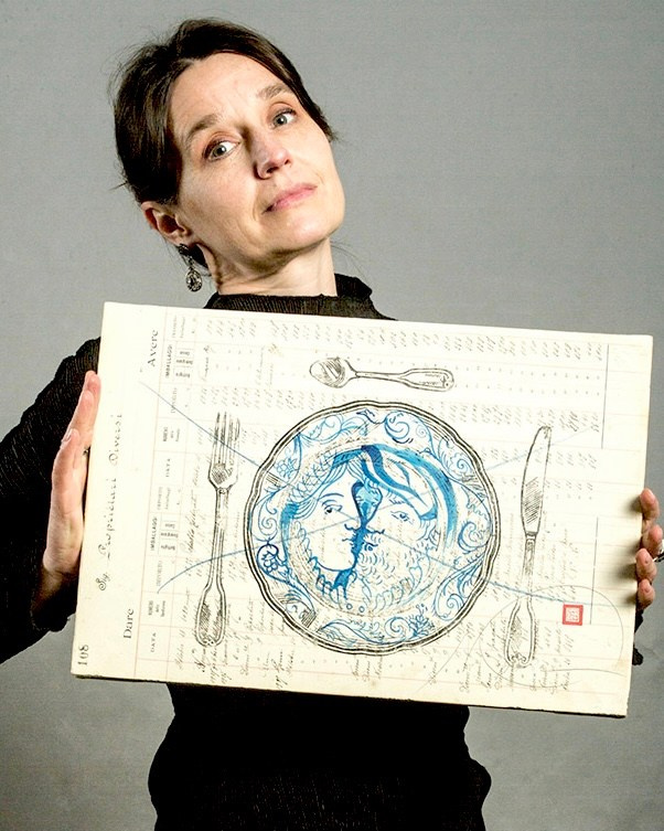 Lavoro appartenente alla serie Panem Quotidianum, basata su registri contabili storici (1918–1930). L’artista interviene su ogni pagina attraverso linoleografie manuali di piatti e posate, inserendo nel centro un profilo dipinto in blu. Il numero di pagina determina il titolo, mantenendo la struttura archivistica originaria. Il riferimento ai piatti nuziali rinascimentali (Deruta) introduce una dimensione celebrativa e rituale, attivando un dialogo tra memoria economica, identità e iconografia conviviale.