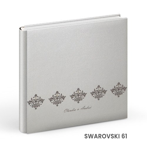 - Copertă delicată pentru album de botez cu tematică copilărie  - Model vesel de copertă album foto botez pentru fetiță/băiețel  - Album de botez cu copertă personalizată și design elegant  - Copertă colorată și jucăușă pentru albumele de botez.alinofotostudio,fotograf Botoșani ,fotograf Iași,fotograf Suceava ,Alin chirila fotograf, album botez, Photobook , servicii fotobotez,servicii foto video botez ,- Copertă elegantă pentru album de nuntă din piele albă  - Model rafinat de copertă album foto nuntă personalizat  - Copertă premium pentru album foto de nuntă – design clasic  - Album de nuntă cu copertă din materiale fine și detalii de lux.Colectia Swarovski.   Celebrele cristale Swarovski asezate cu inspiratie pe linii grafice rafinate dau strãlucire si stil invitatiei de a deschide un album de referintã.