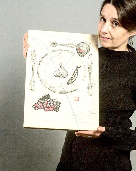 Opera della serie Panem Quotidianum di Nadia Kuprina, realizzata su un registro contabile originale (1918–1930) di un’azienda vinicola piemontese. Collage uva, vino rosso, aglio, acciuga — tracce di una tradizione gastronomica italiana fatta di povertà e condivisione. Il numero della pagina diventa titolo. Piatti e posate sono stampati a mano in linoleografia, trasformando memoria culturale in eredità visiva e identità collettiva. Ritratto. Artista e opera d’arte.